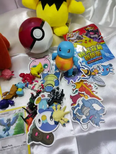 Lote de juguetes Pokémon con peluches y cartas - miniatura 2