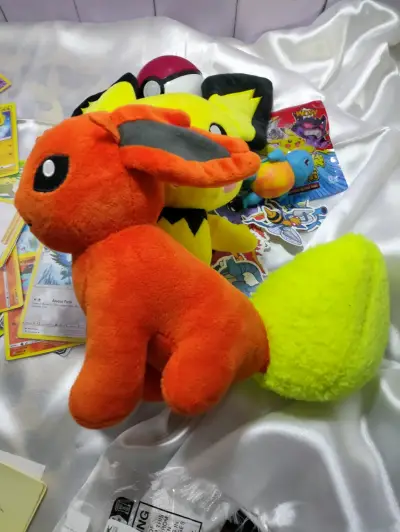 Lote de juguetes Pokémon con peluches y cartas - miniatura 5