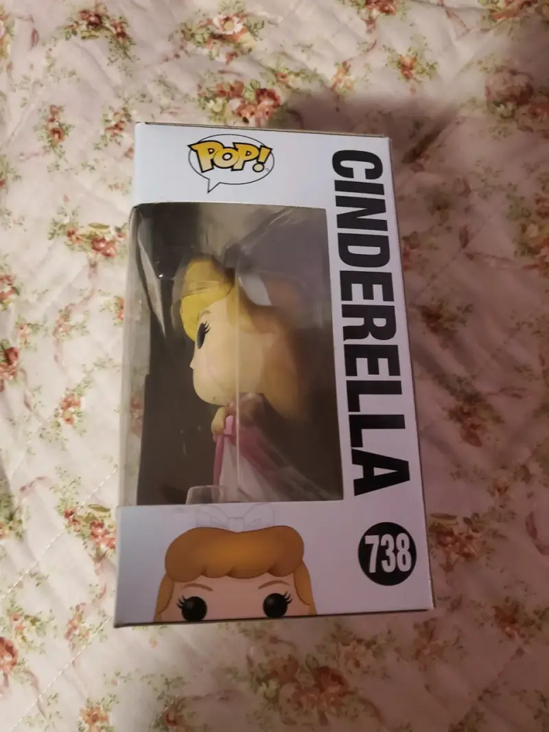 Figura Funko Pop Cenicienta 738 en caja - 2