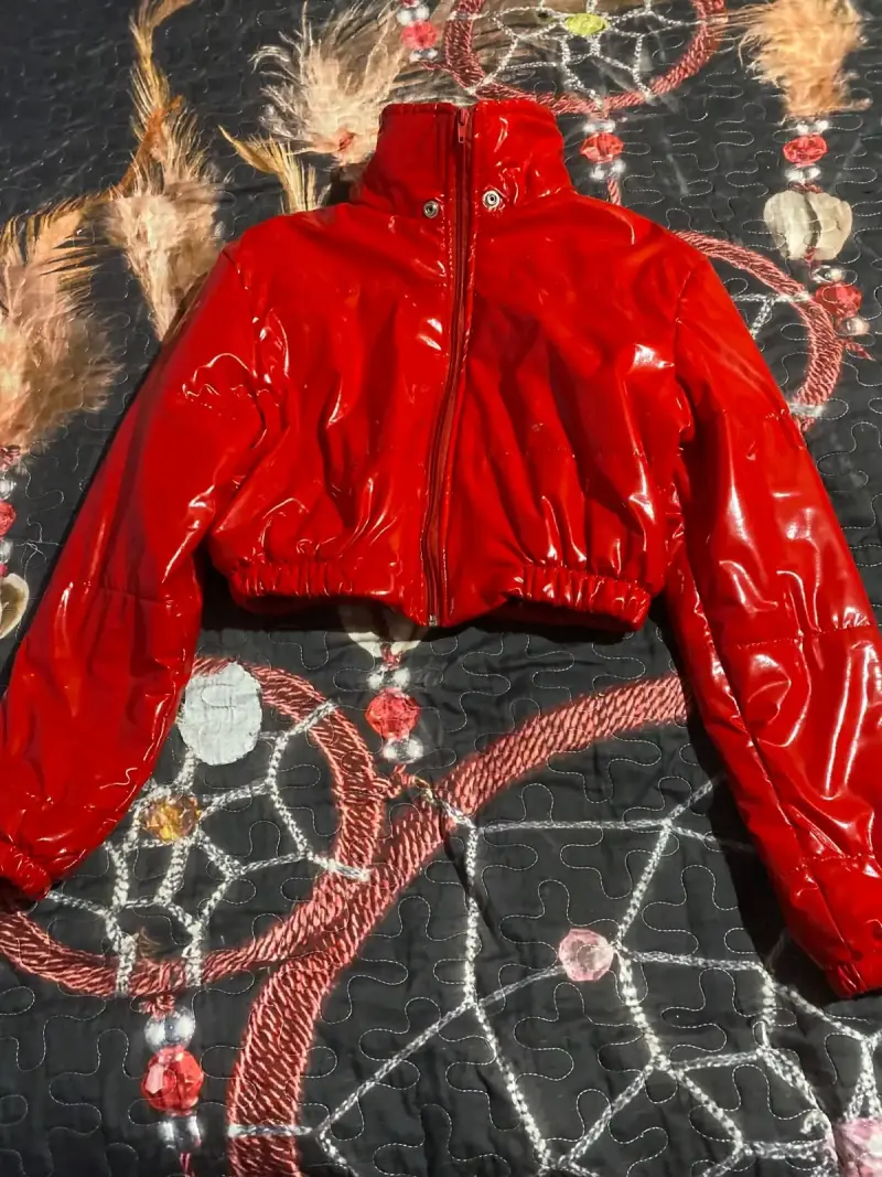 Chaqueta roja de charol para mujer