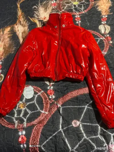 Chaqueta roja de charol para mujer - miniatura 1