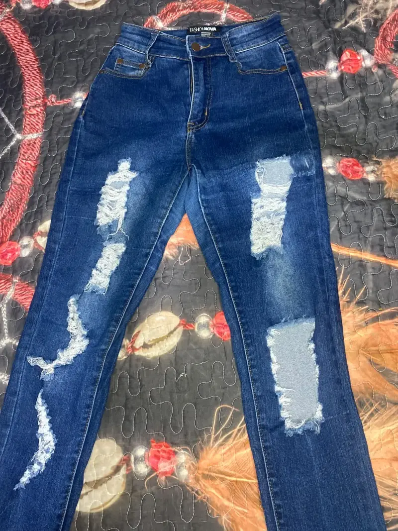 Jeans rasgados azul oscuro Fashion Nova para mujer