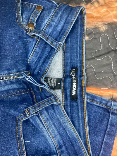 Jeans rasgados azul oscuro Fashion Nova para mujer - miniatura 3