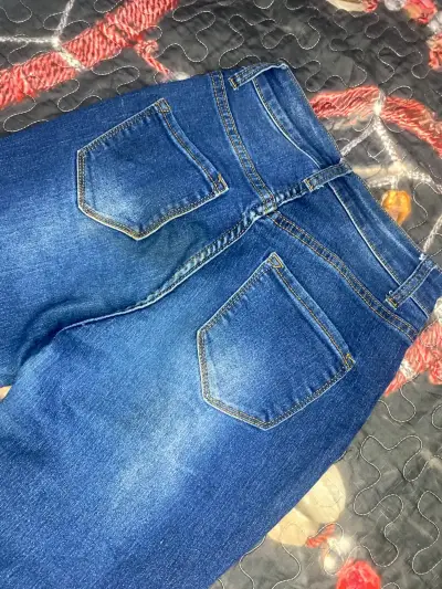 Jeans rasgados azul oscuro Fashion Nova para mujer - miniatura 4