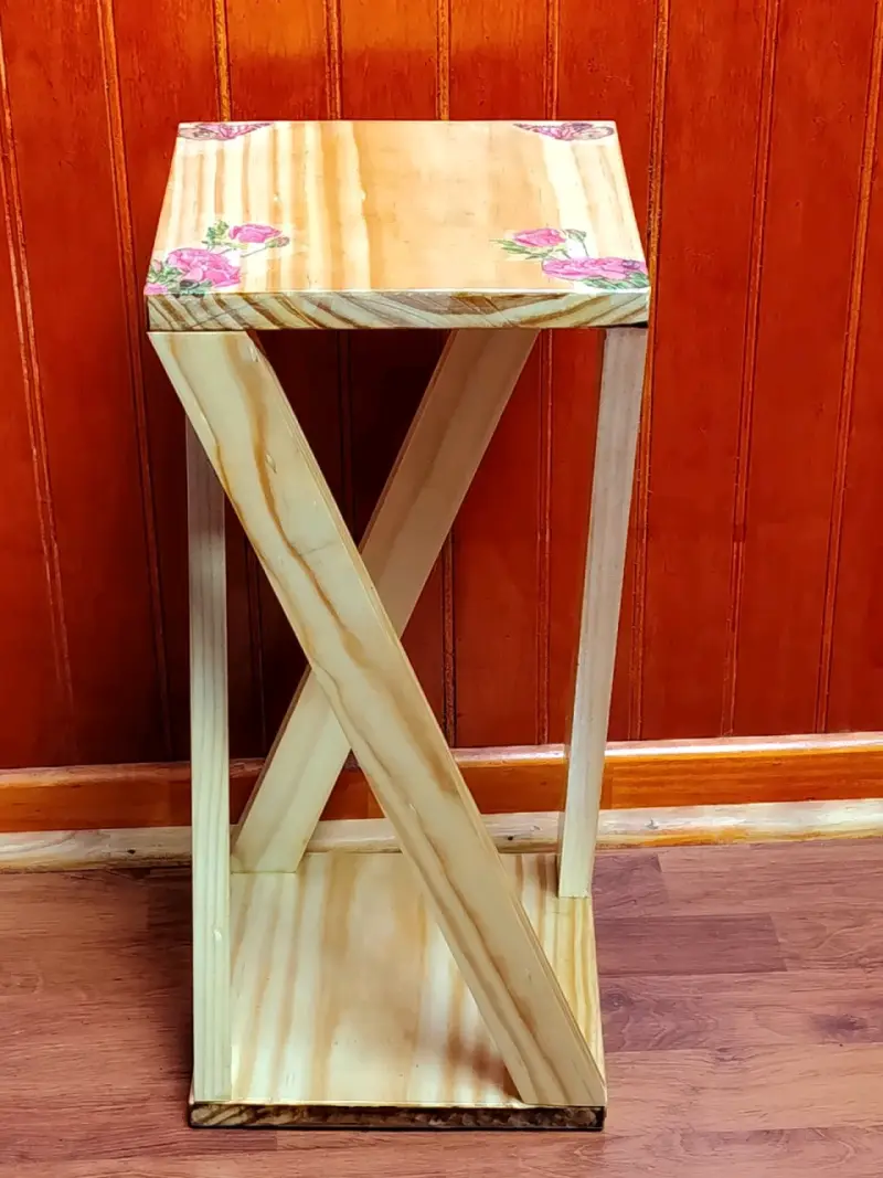 Mesa auxiliar de madera con diseño floral - 1