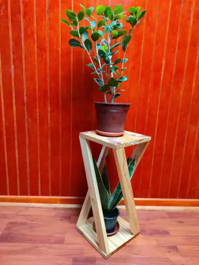 Mesa auxiliar de madera con diseño floral - miniatura 2