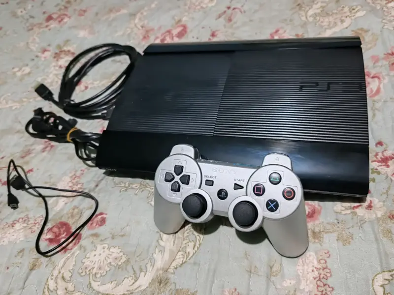 Consola ps3 con 67 juegos con control y cables - 1