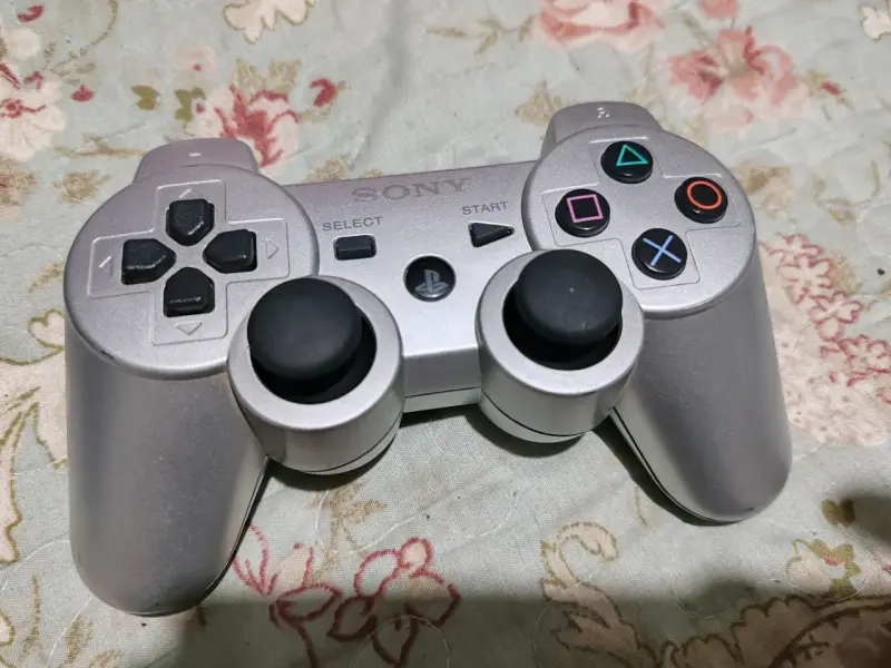 Consola ps3 con 67 juegos con control y cables - 3