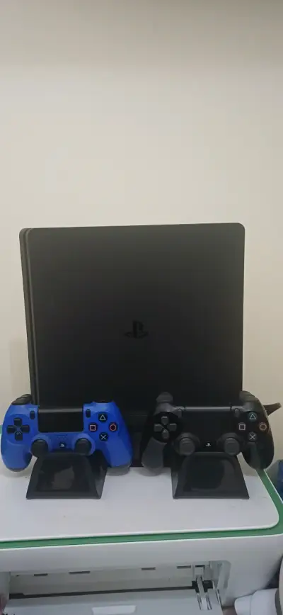Consola PS4 con dos controles y juegos - miniatura 1