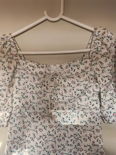 Vestido floral blanco con mangas abullonadas - miniatura 1