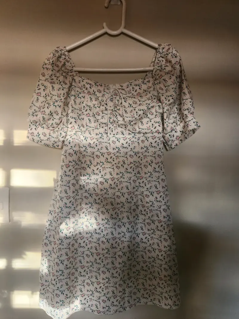Vestido floral blanco con mangas abullonadas - 2