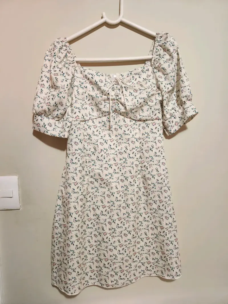 Vestido floral blanco con mangas abullonadas - 3