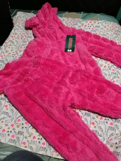 Pijama enterizo de felpa rosa para niña - miniatura 3