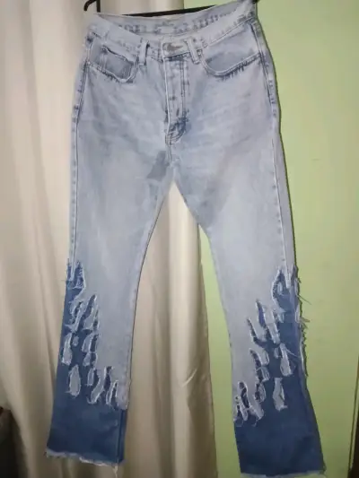 Jeans desgastados de mezclilla azul claro - miniatura 1