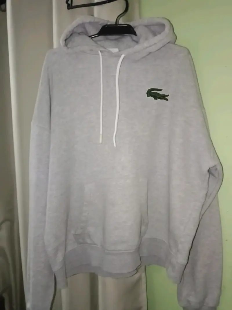 Polerón con capucha gris marca Lacoste