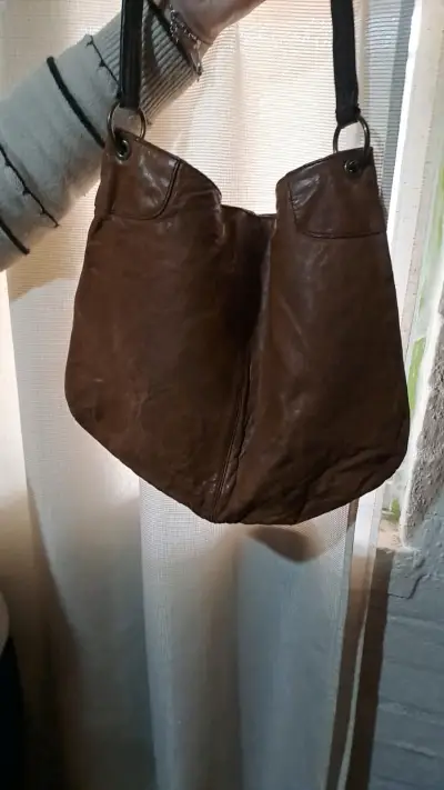Bolso de cuero marrón con asa ajustable - miniatura 1