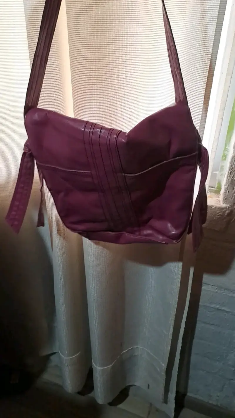 Bolso bandolera de cuero morado - 2