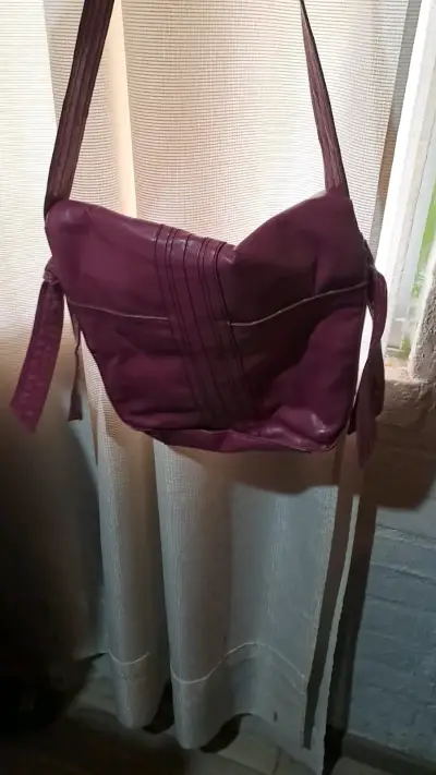 Bolso bandolera de cuero morado - miniatura 2