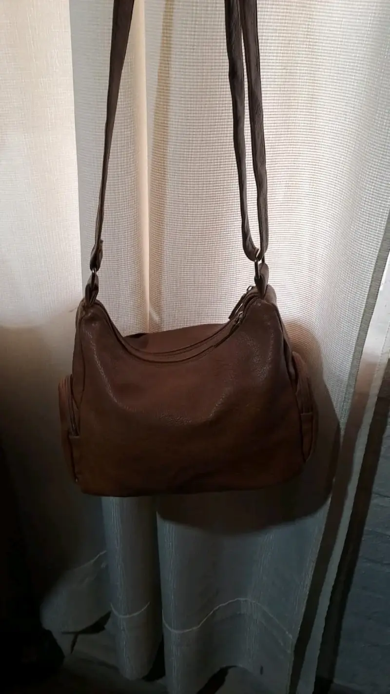 Bolso bandolera marrón con múltiples bolsillos - 2