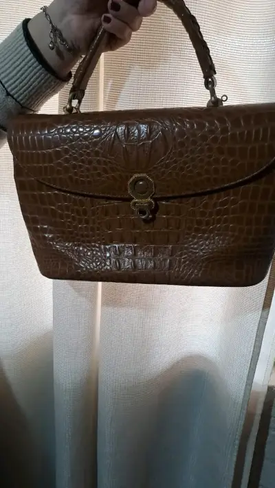 Cartera de cuero marrón estilo cocodrilo - miniatura 1