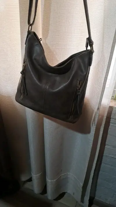 Bolso de cuero negro con correa ajustable - miniatura 1