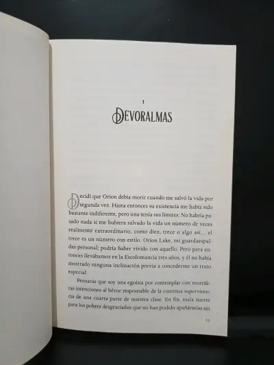Libro 'Una Educación Mortal' de Naomi Novik - miniatura 3