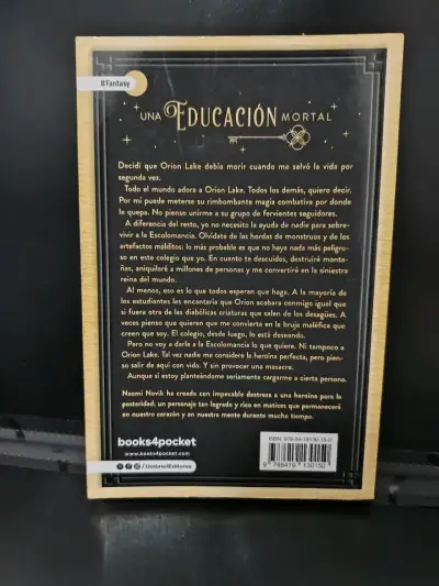 Libro 'Una Educación Mortal' de Naomi Novik - miniatura 4