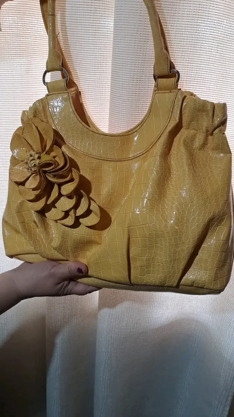Cartera amarilla con diseño floral - 1