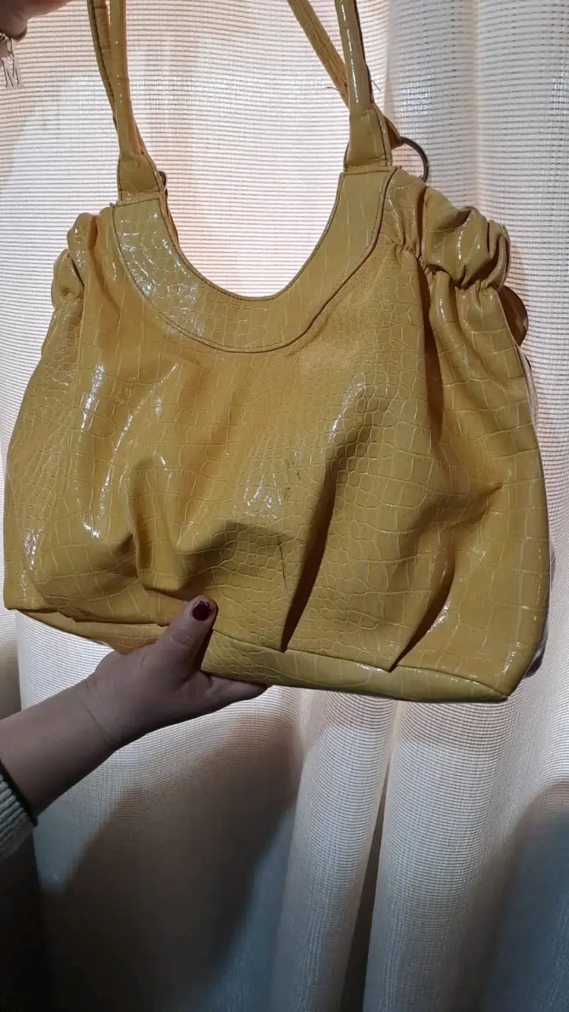 Cartera amarilla con diseño floral - 2