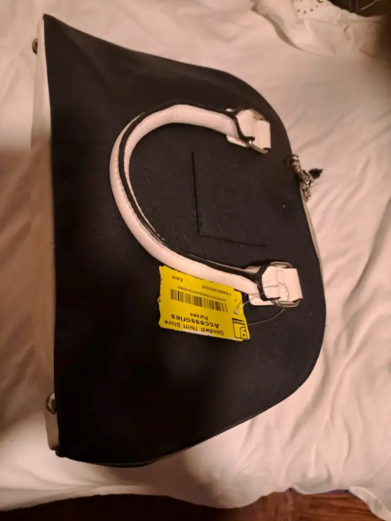 Bolso de mano negro con detalles blancos