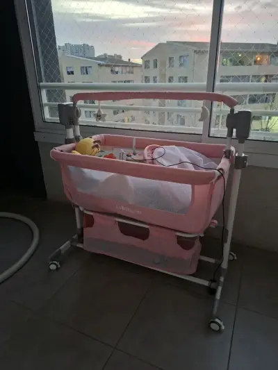 Cuna colecho rosa con ruedas LuBabycas - miniatura 1