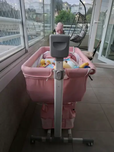 Cuna colecho rosa con ruedas LuBabycas - miniatura 2
