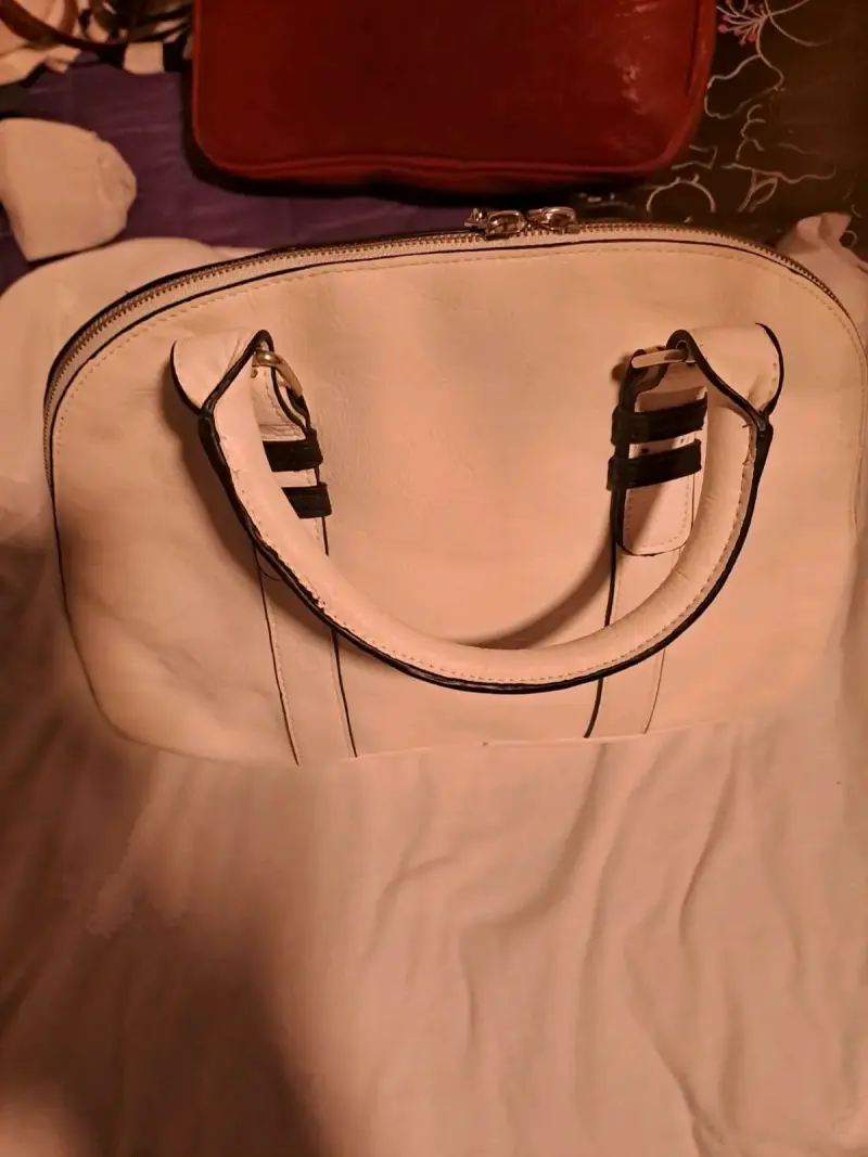 Bolso de mano blanco elegante