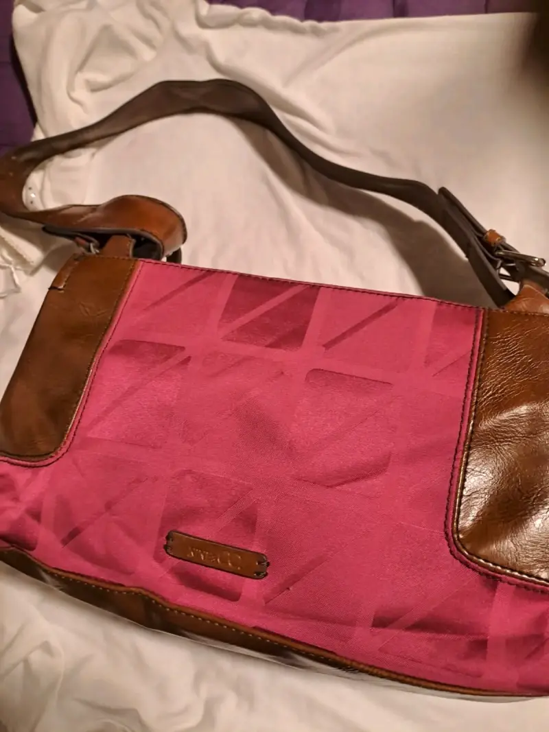 Cartera de hombro rosada y marrón Nine West - 1