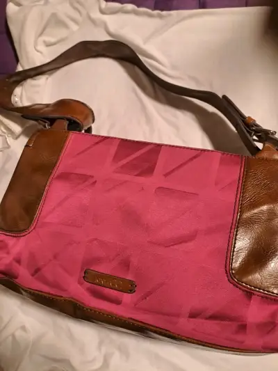 Cartera de hombro rosada y marrón Nine West - miniatura 1