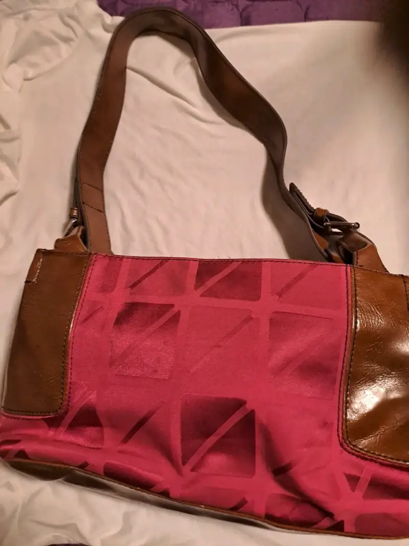 Cartera de hombro rosada y marrón Nine West - 2