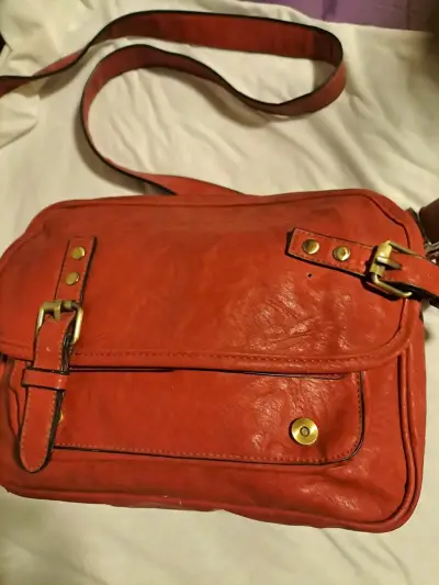 Bolso bandolera de cuero sintético rojo - miniatura 1