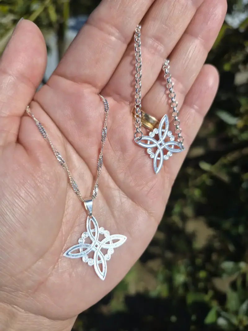 Conjunto de collar y aretes de plata con diseño