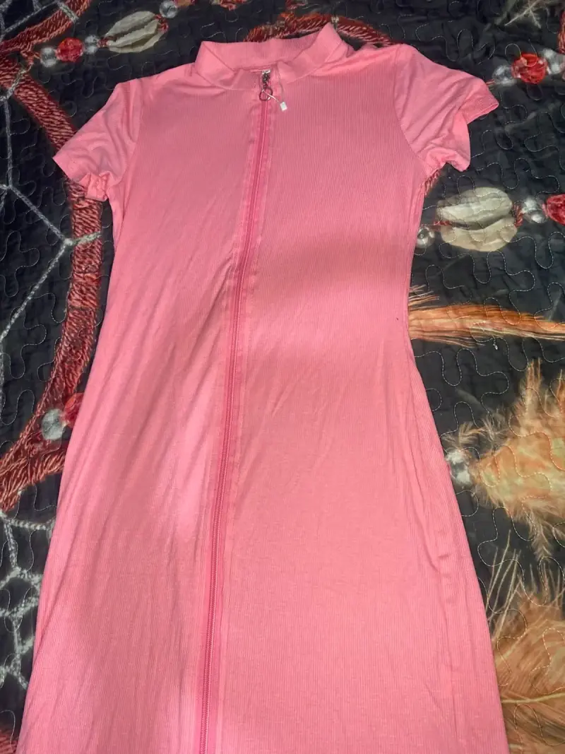 Vestido rosa con cierre frontal
