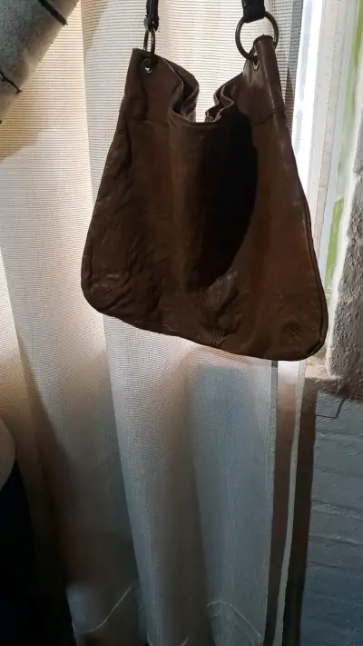 Bolso de cuero marrón con asa ajustable - miniatura 2