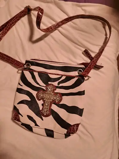 Bolso cruzado con diseño de cebra ycruz decorativa - miniatura 1