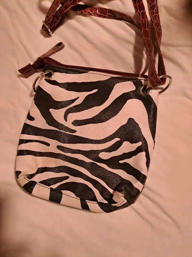 Bolso cruzado con diseño de cebra ycruz decorativa - 2