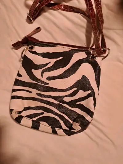 Bolso cruzado con diseño de cebra ycruz decorativa - miniatura 2