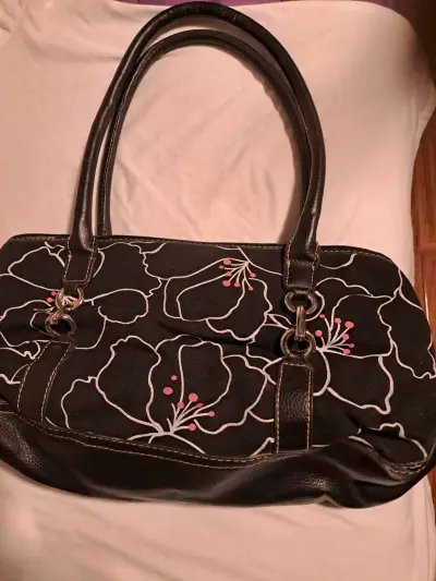 Bolso de mano negro con diseño floral - miniatura 1