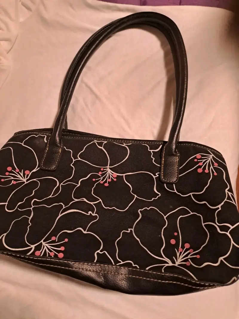 Bolso de mano negro con diseño floral - 2