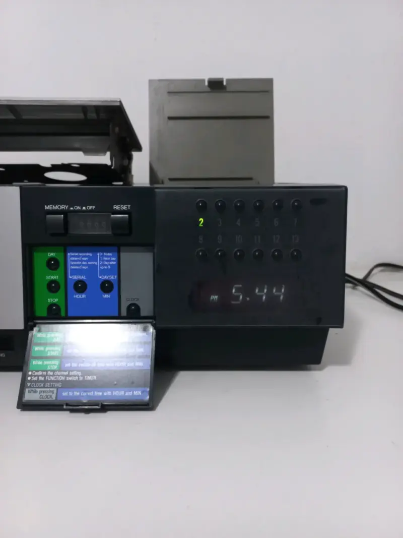 Grabadora de Videocassette JVC HR-7100U con Control Remoto - 2