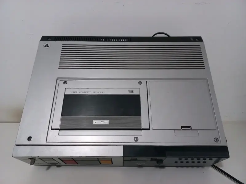 Grabadora de Videocassette JVC HR-7100U con Control Remoto - 4