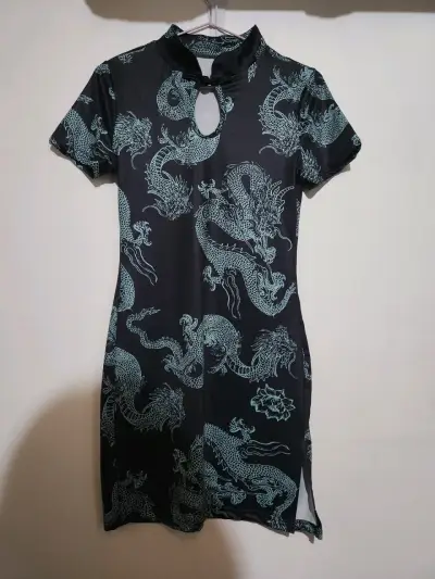 Vestido estilo oriental con estampado de dragones - miniatura 1