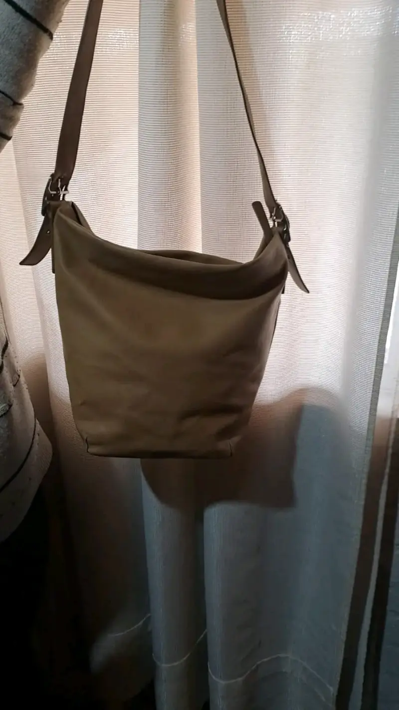 Bolso de cuero marrón con correa ajustable - 1