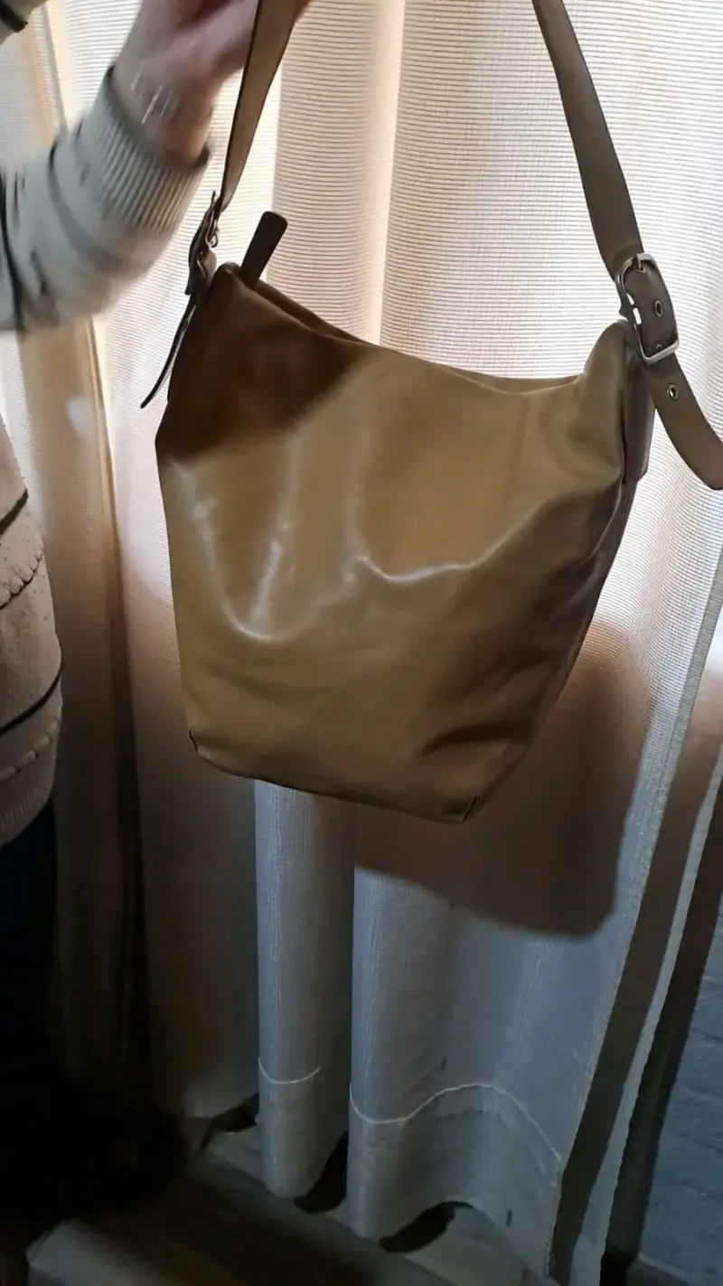 Bolso de cuero marrón con correa ajustable - 2